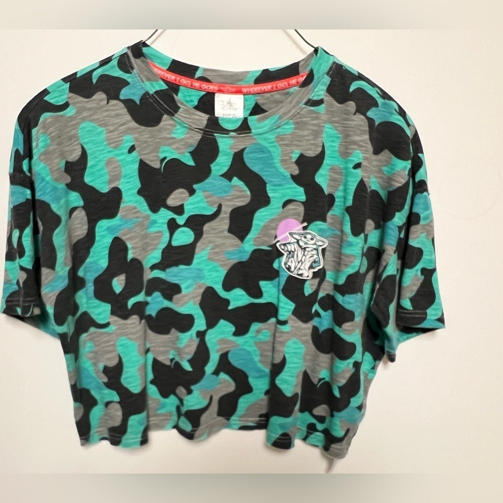 STAR WARS (DISNEY) BABY YODA CROP TOP LARGE CAMOUFLAGE CAMO T SHIRT CROPPED